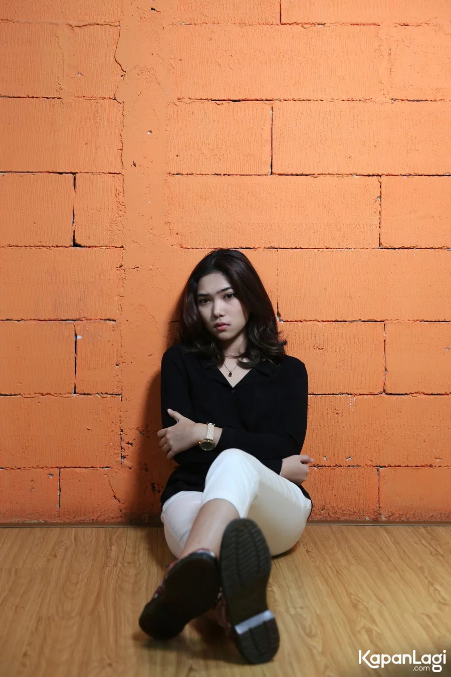 Dalam video cover terbarunya, Isyana mengcover lagu Drake (ft Rihanna) berjudul 'Too Good' © KapanLagi.com/Budy Santoso