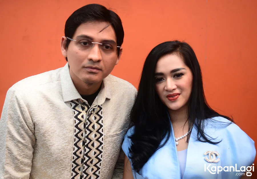 Lucky Hakim dan Tiara Dewi dekatkan diri pada anak pasangan masing-masing © KapanLagi.com®/Bayu Herdianto
