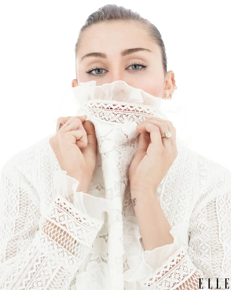 Miley Cyrus jadi cover majalah ELLE © instagram.com/mileycyrus