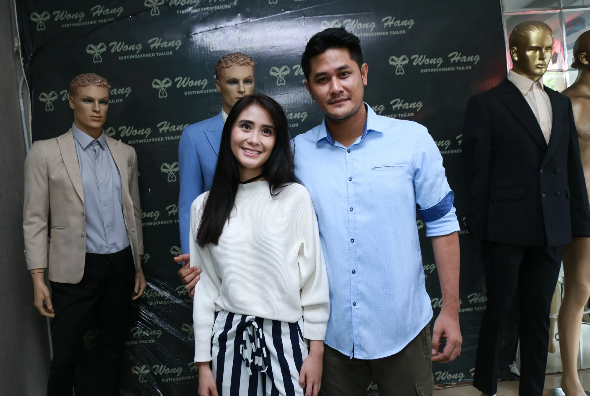 Cinta Ryana Dea dan Puadin Redi dipertemukan oleh Dhini Aminarti di pengajian © KapanLagi.com/Agus Apriyanto