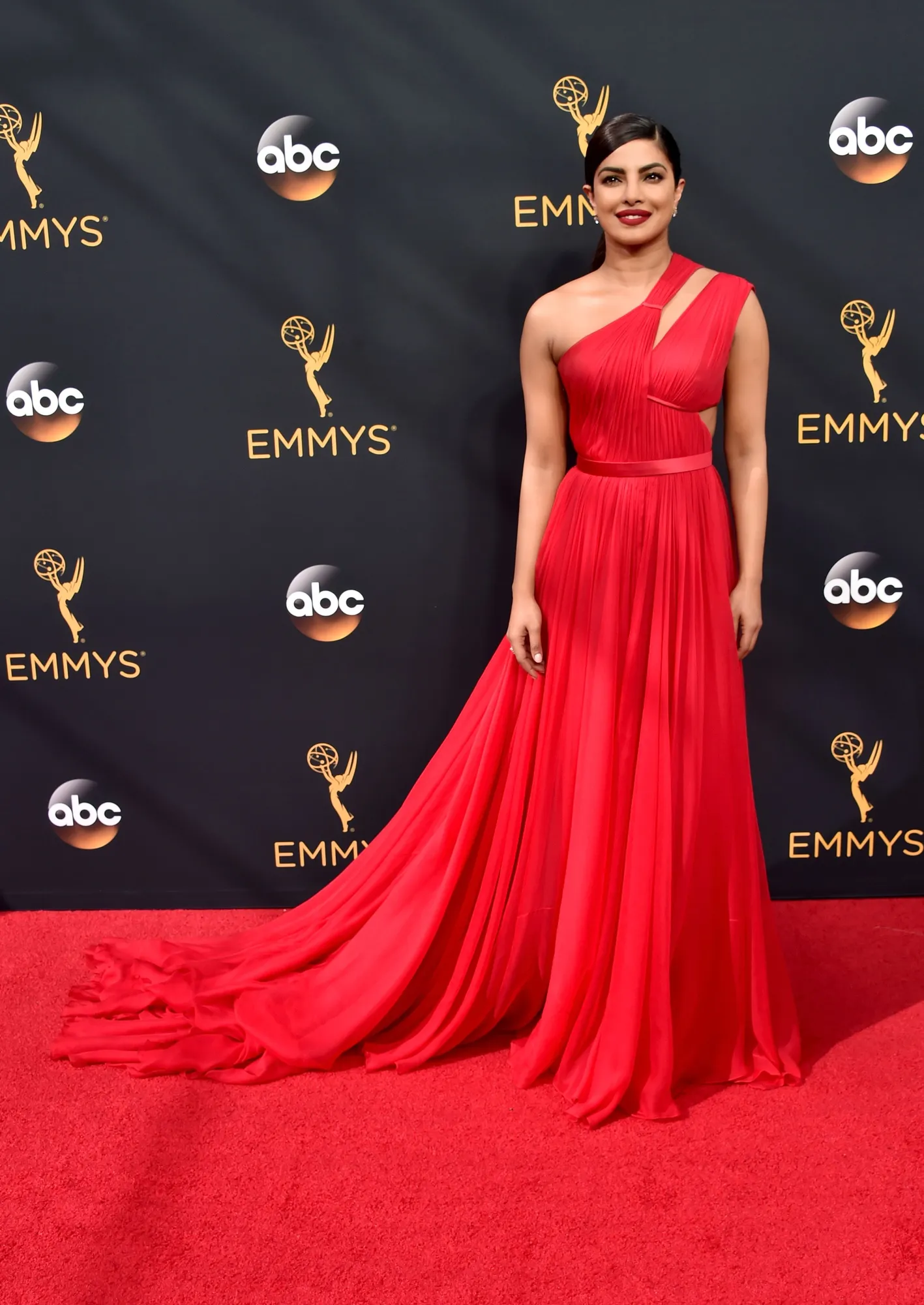 Priyanka Chopra bak ratu di red carpet EMMY Awards 2016 ©AFP
