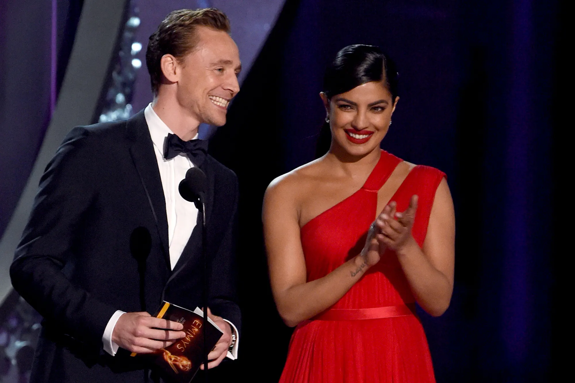 Tom Hiddleston tertawa di samping Priyanka Chopra ©AFP