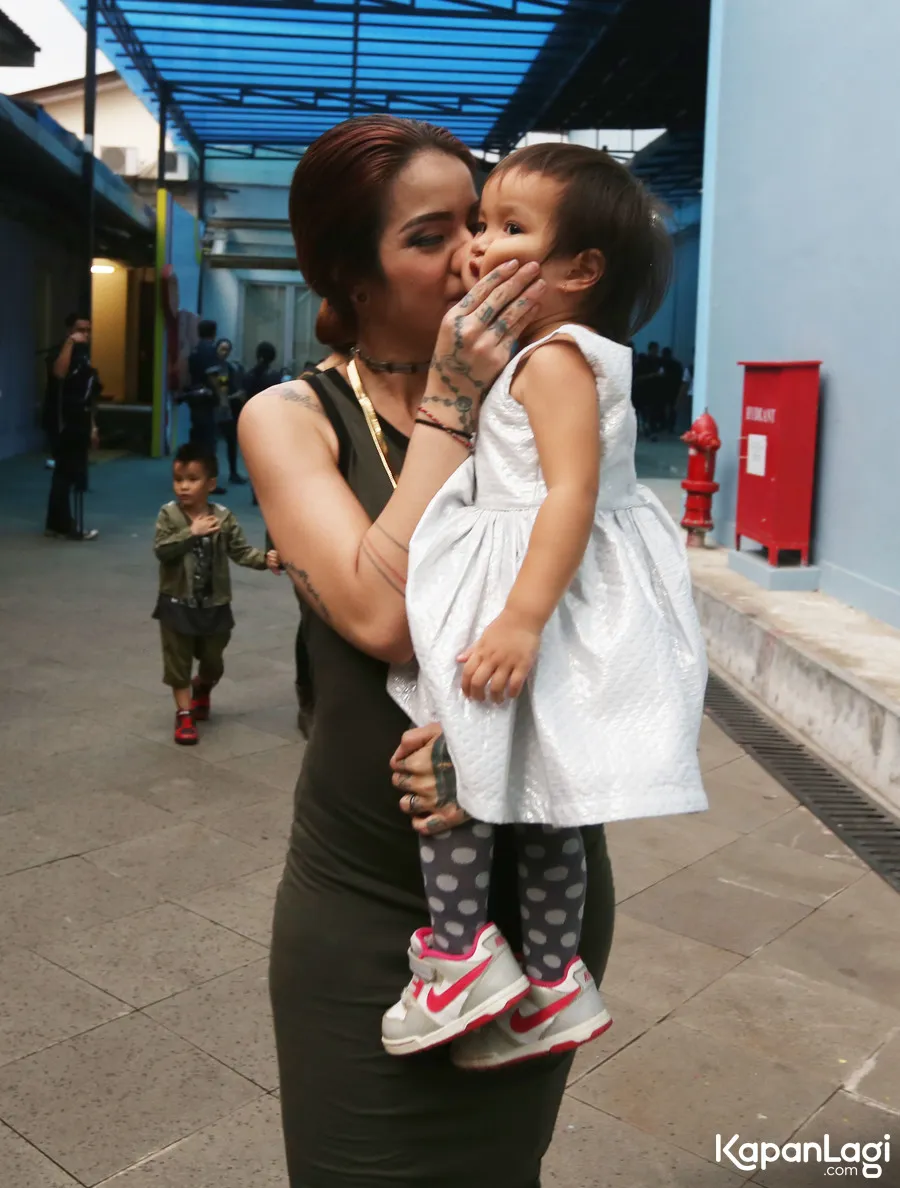 Sheila sesekali ajak anak ke lokasi syuting © KapanLagi.com®/Budy Santoso