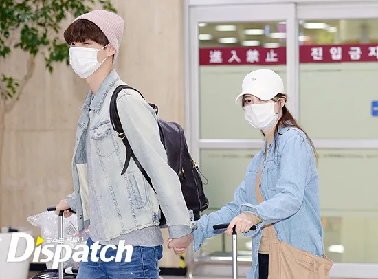 Ahn Jae Hyun menggandeng manis Goo Hye Sun di bandara. ©dispatch.co.kr