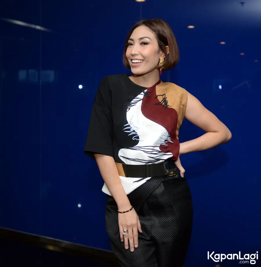 Ayu Dewi cukup kerepotan soal kado untuk suaminya © KapanLagi.com/Muhammad Akrom Sukarya