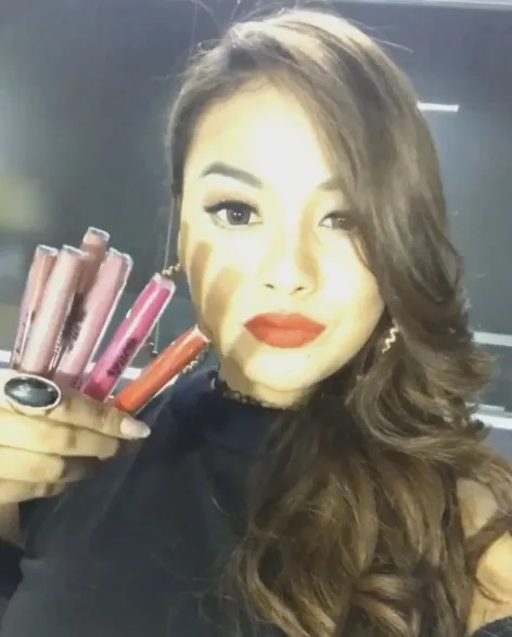 Aurel kenalkan lipstik dari brand Aurelie Cosmetics. / © Instagram Aurel Hermansyah