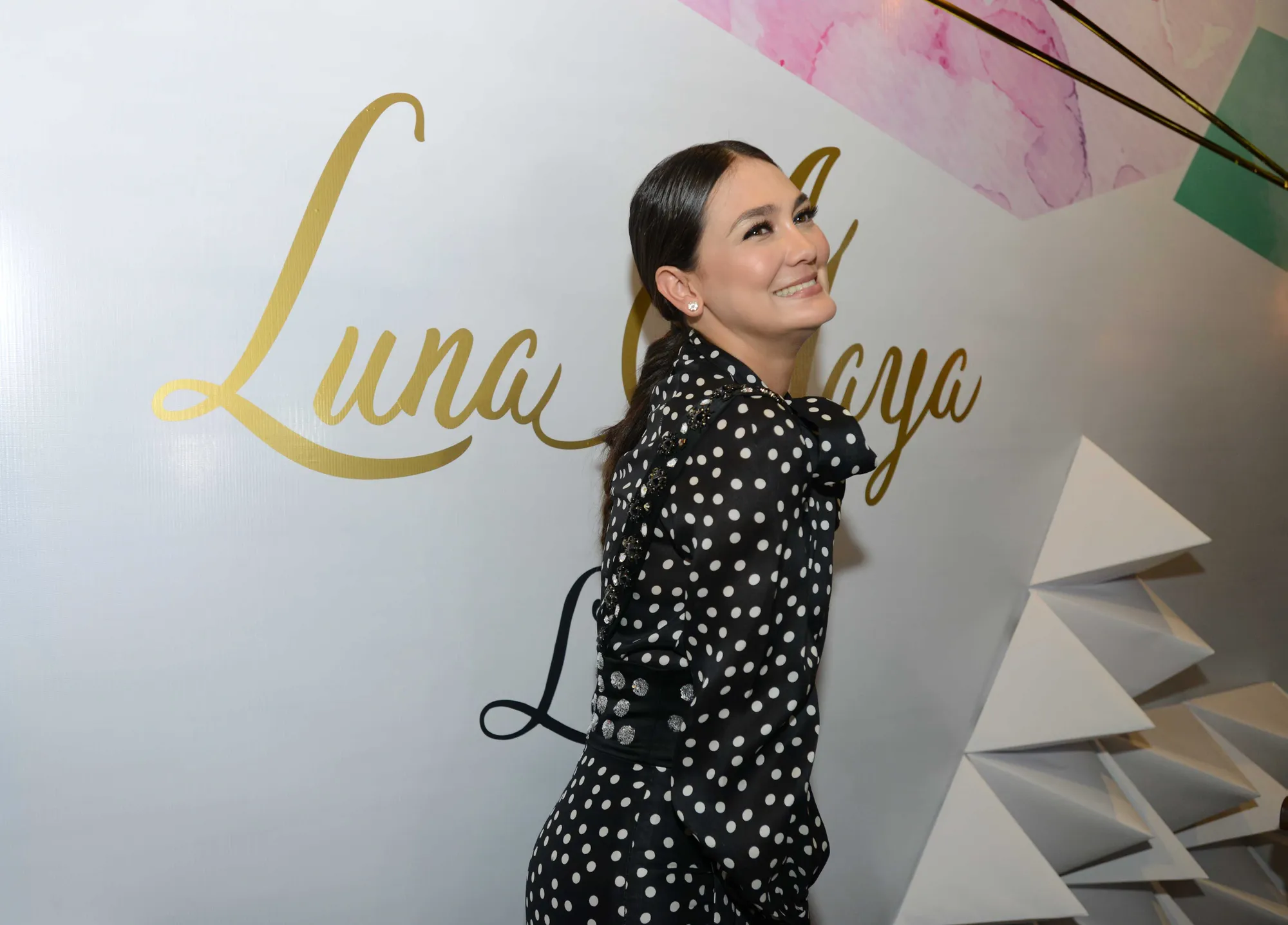 Bulu mata natural dan 'cat eye', sudah cukup untuk mengakomodasi semua kebutuhan penampilan Luna Maya © KapanLagi.com/Muhammad Akrom Sukarya