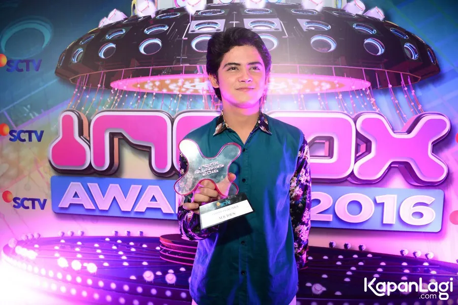 Ali menangi sebuah penghargaan di ajang Inbox Awards 2016 © KapanLagi.com®/Bayu Herdianto