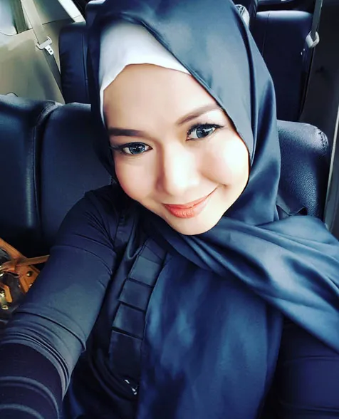 Dea Mirella tak hadir di sidang perceraian pertamanya © Instagram.com