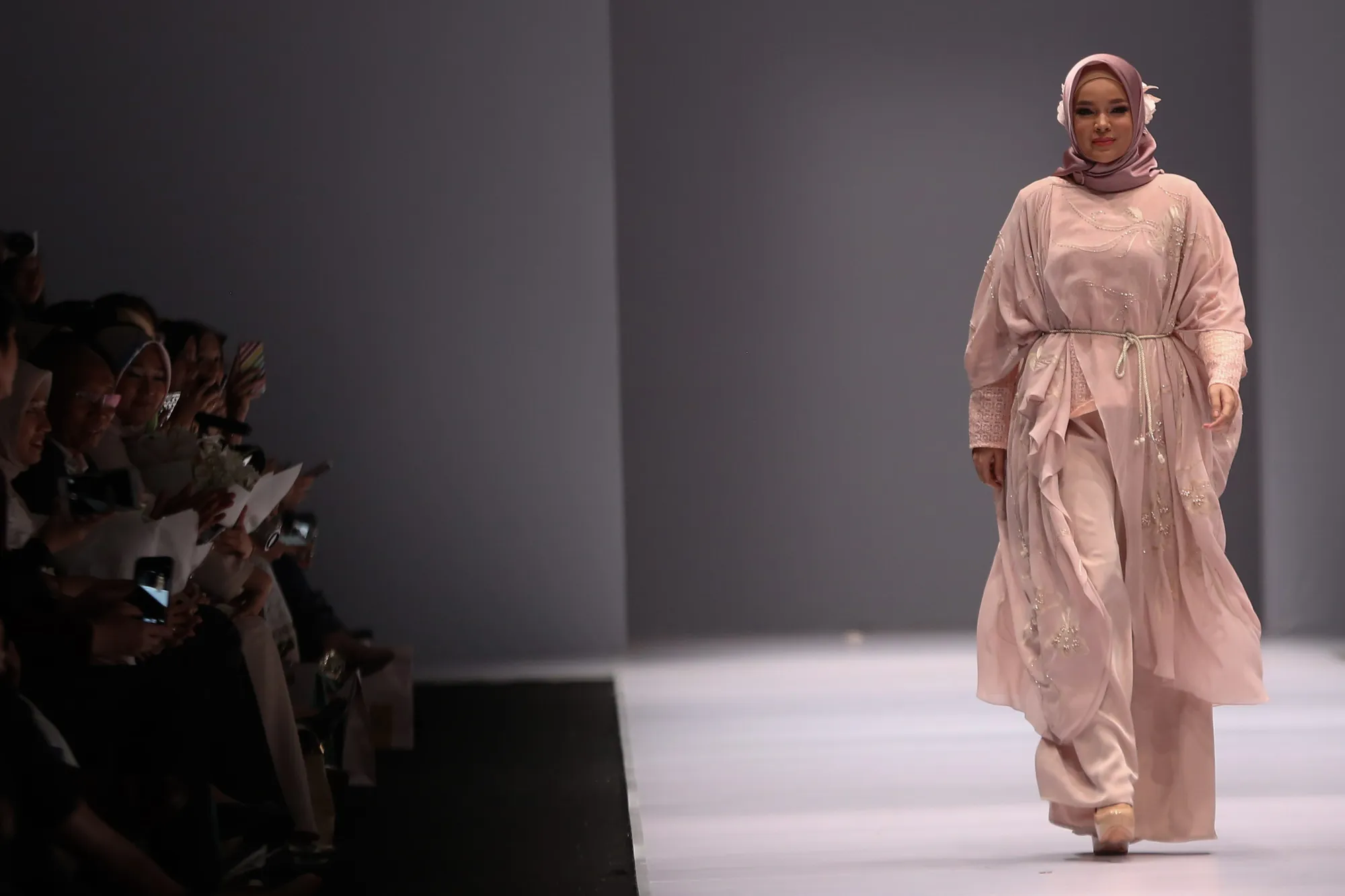Bagi Dewi Sandra, fashion adalah hal yang bisa berbicara banyak tanpa kata © KapanLagi.com/Budy Santoso