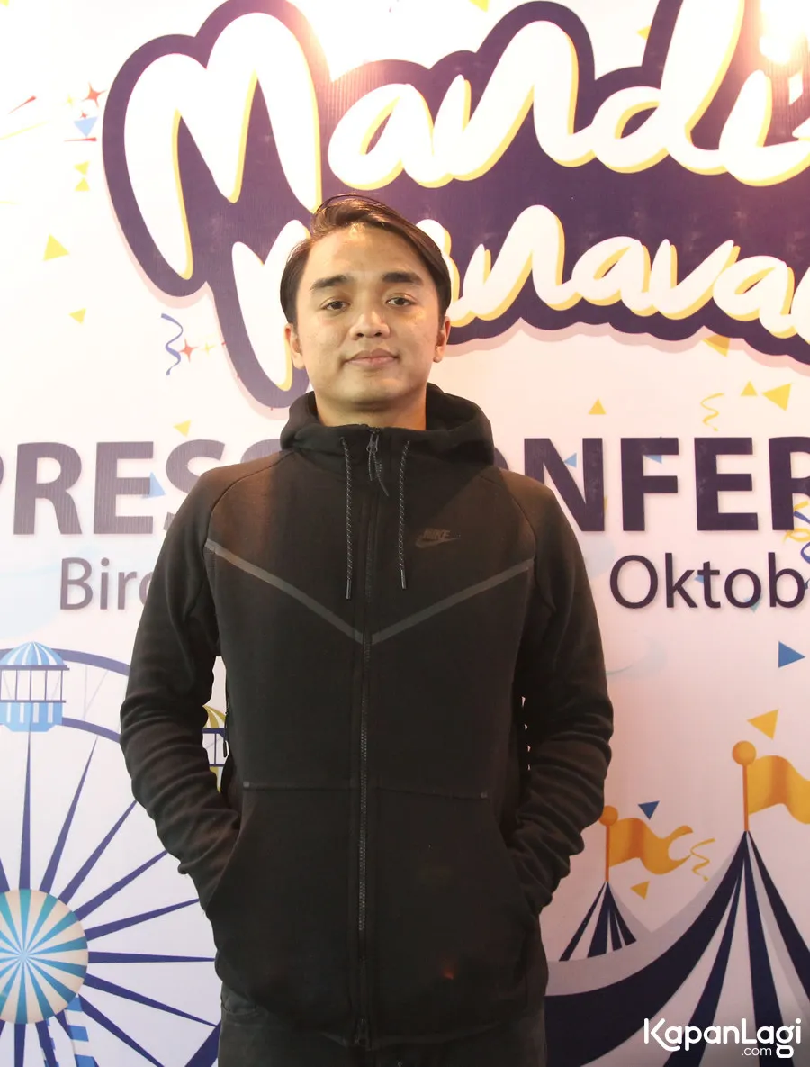 Dipha Barus lebih memilih menaik transportasi publik untuk kesehariannya © KapanLagi.com/Budy Santoso