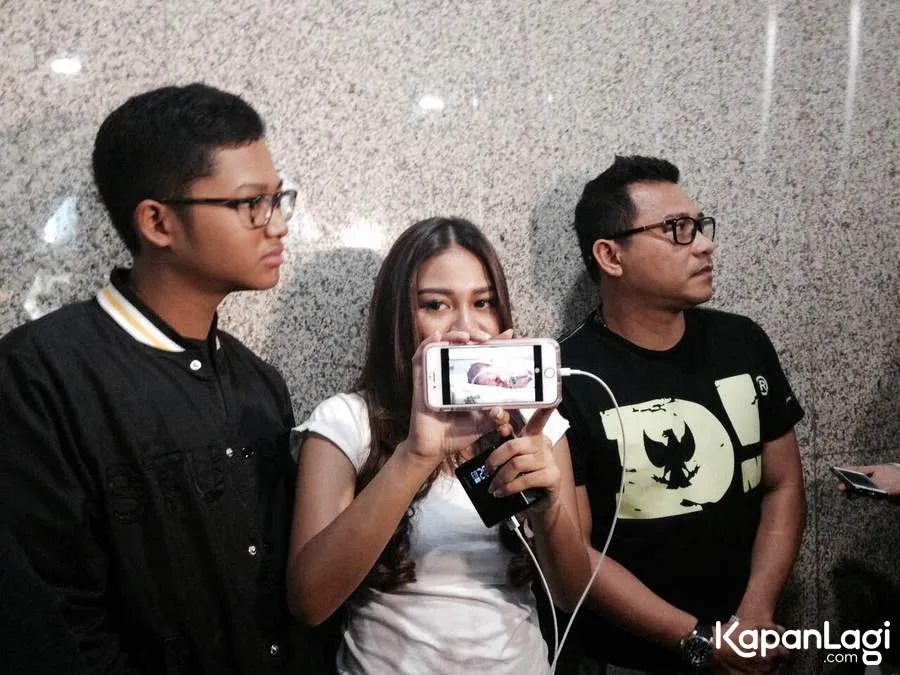 Aurel pamerkan foto adik baru © KapanLagi.com®