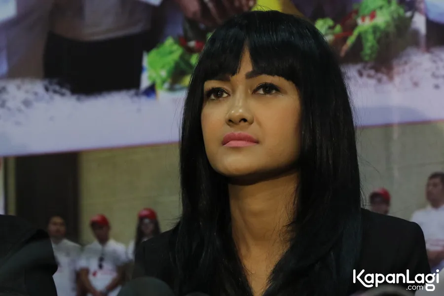 Julia Perez akan meminta kepada Tuhan agar ia bisa diberi kesemaptan hidup sekali lagi pada ibadah umrahnya nanti © Kapanlagi.com/Muhammad Akrom Sukarya