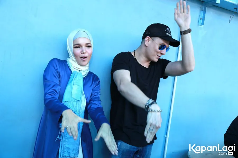 Beda keyakinan, Dewi Sandra dan Bertrand jalin hubungan persahabatan akrab © KapanLagi.com/Agus Apriyanto