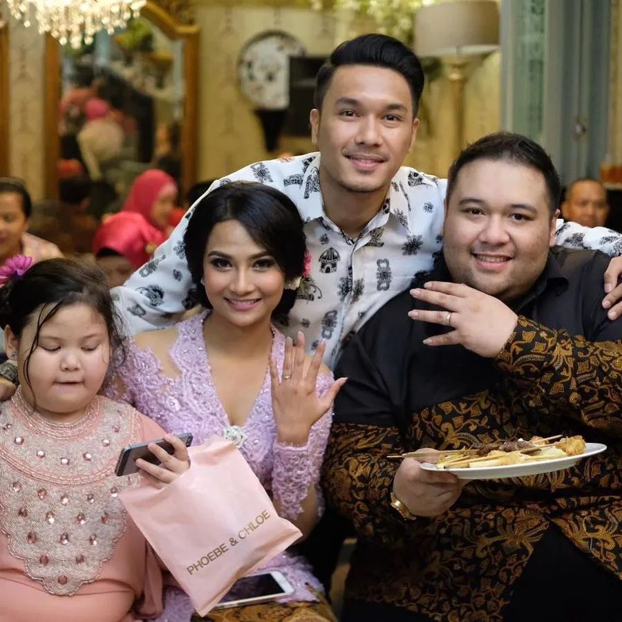 Didi Soekarno dan Vanessa Angel resmi bertunangan. © Instagram/fadi.iskandar