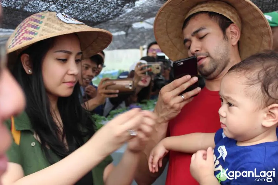 Raffi Ahmad beserta Nagita Slavina dan Rafathar saat datang ke Kota Batu. © KapanLagi.com/Darmadi Sasongko