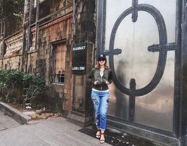 Pamela di depan rumah SRK ©instagram/pamelabowie