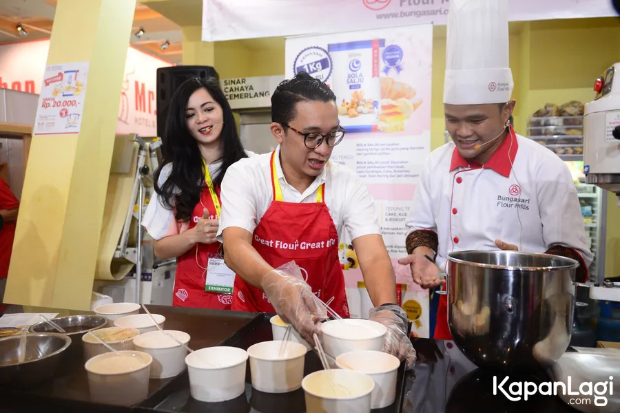 Bayu Oktara membuat kue sebagai hadiah untuk istri yang sedang hamil. / ©KapanLagi.com®/Bayu Herdianto