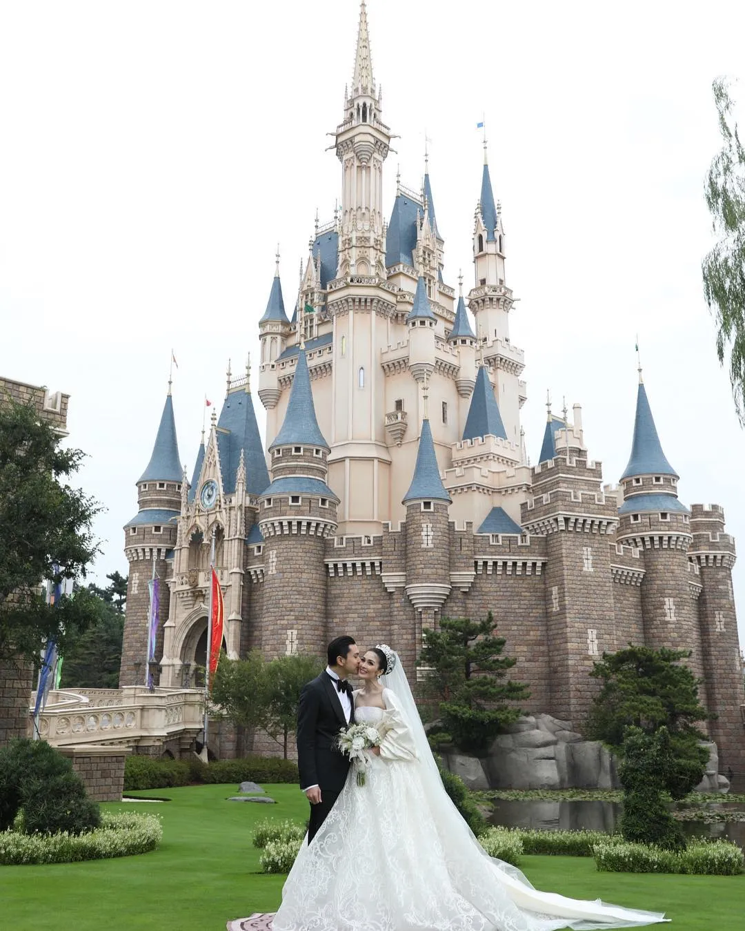 Harvey dan Sandra di Disney Wedding mereka. / ©Instagram Sandra Dewi