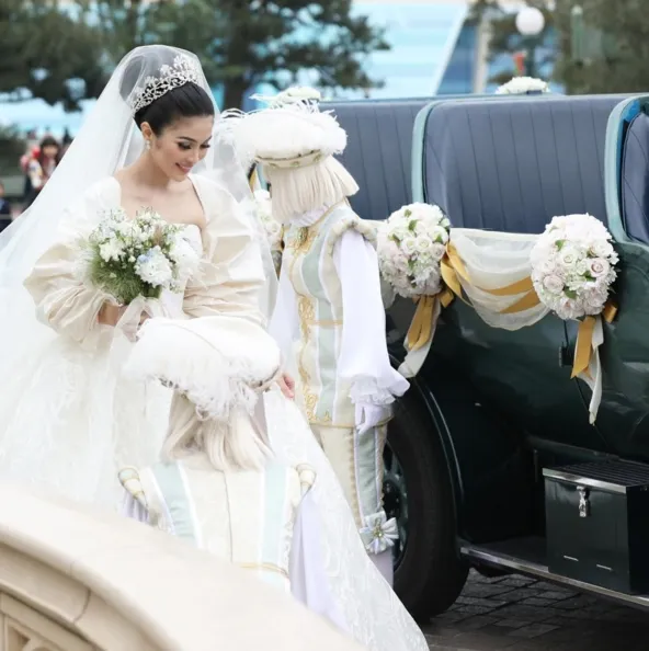 Gaun cantik Sandra Dewi bak Cinderella di Disneyland Tokyo. / ©Instagram Sandra Dewi