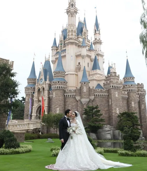 Sandra dan Harvey di depan Cinderella Castle. / ©Instagram Sandra Dewi