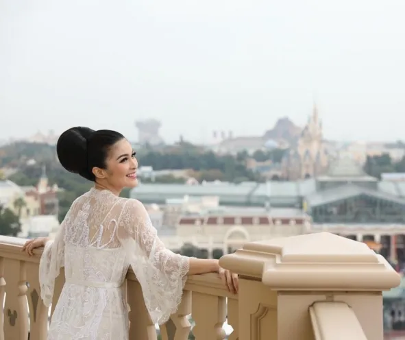 Sandra menikmati waktu di Dinseyland Tokyo. / ©Instagram Sandra Dewi