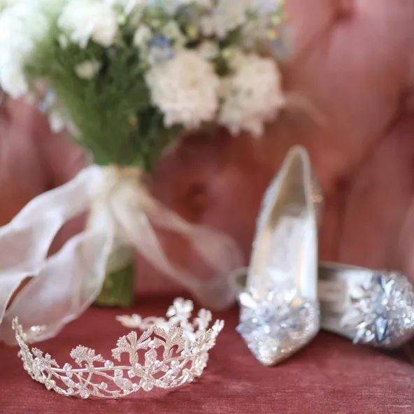 Sepatu kaca ala Cinderella yang dipakai Sandra untuk Disney Wedding di Tokyo. / ©Instagram tag #HarveySandraWedding