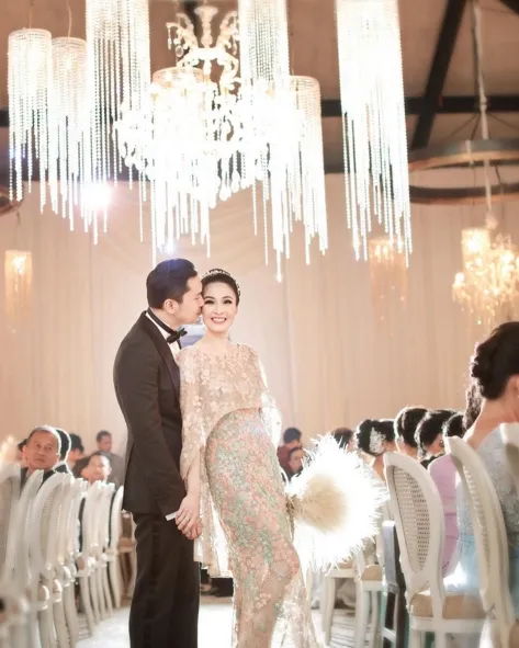 Sandra Dewi dan Harvey Moeis saat wedding dinner di Indonesia. / ©Instagram Sandra Dewi 