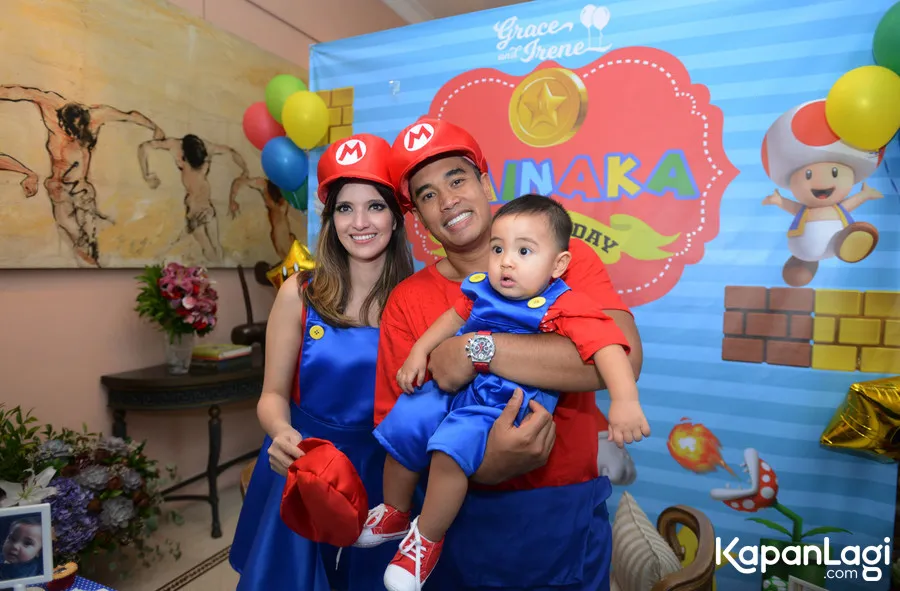 Nia Ramadhani dan Ardie Bakrie kompak memakai pakaian ala Mario Bros di ulang tahun Mainaka. © KapanLagi.com/Muhammad Akrom Sukarya