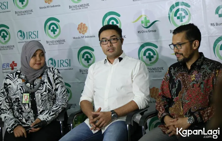 Surya Saputra saat preskon kelahiran anak kembarnya, Bima dan Tatjana © Kapanlagi.com/Agus Apriyanto