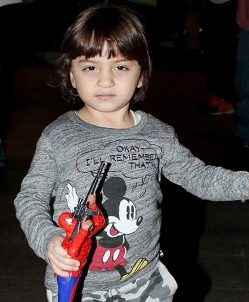 Sekarang AbRam lebih menarik perhatian ketimbang SRK ©instagram/bollywoodlife