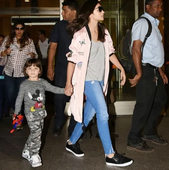 Kalau difoto paparazzi, AbRam malah pose ©bollywoodlife