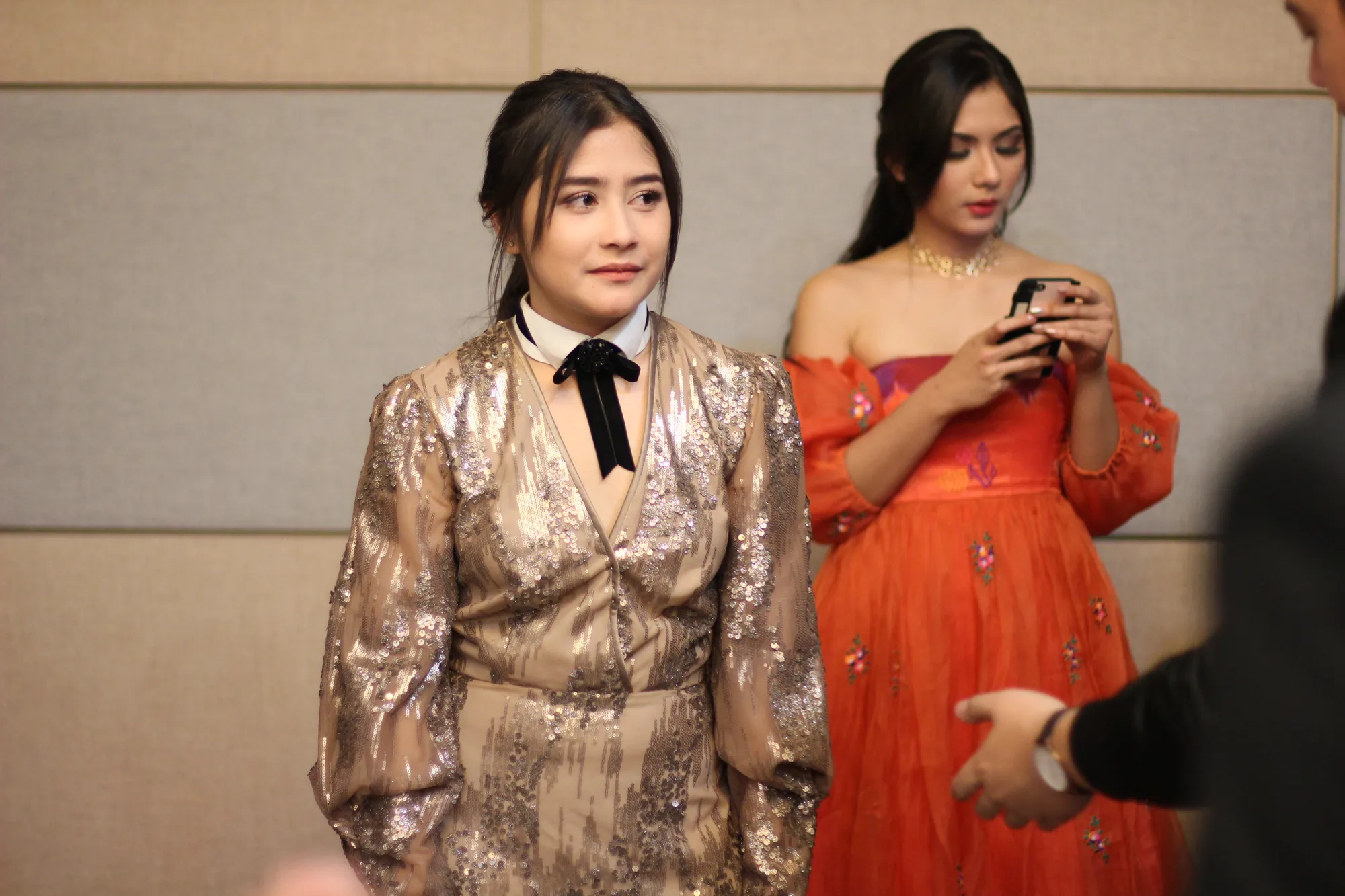 Datang ke Korea Selatan, Prilly Latuconsina coba beberapa kuliner setempat © KapanLagi.com/Adhib Mujaddid