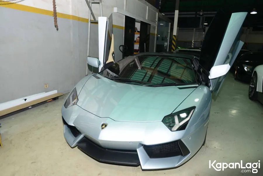 Raffi Ahmad beli mobil baru yang hanya ada 4 unit di Indonesia ©KapanLagi.com®/Muhammad Akrom sukarya