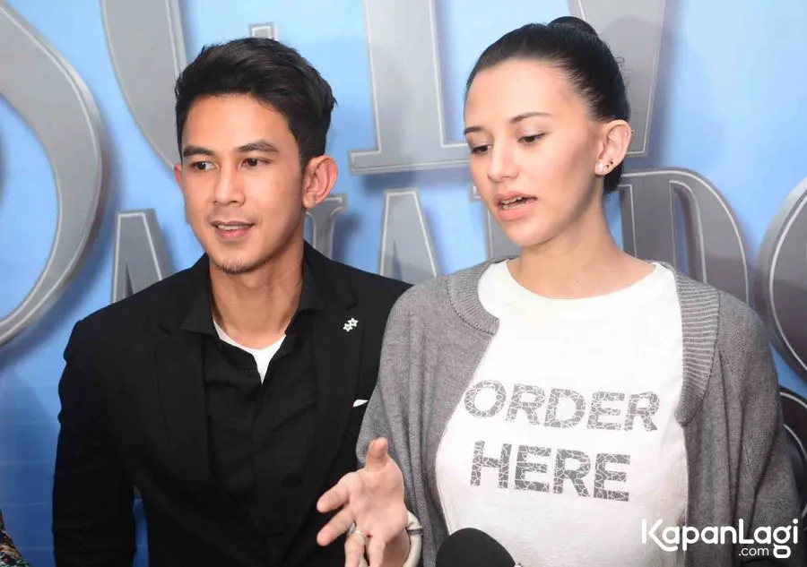 Fandy Christian - Dahlia Poland dalam acara SCTV Awards 2016 © KapanLagi.com/Bayu Herdianto