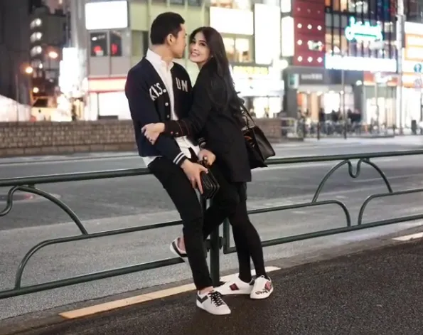 Sandra Dewi mengaku suka dengan aroma badan sang suami ketika bangun tidur © instagram.com/sandradewi88