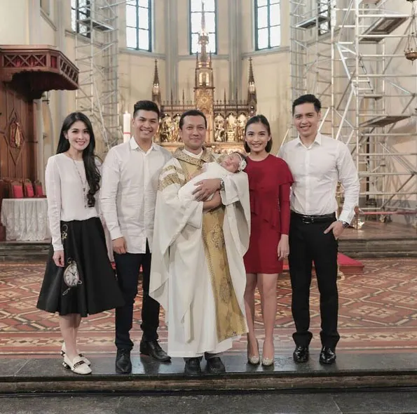 Sandra Dewi usai pembaptisan Natusha © Instagram.com/glennalinskie