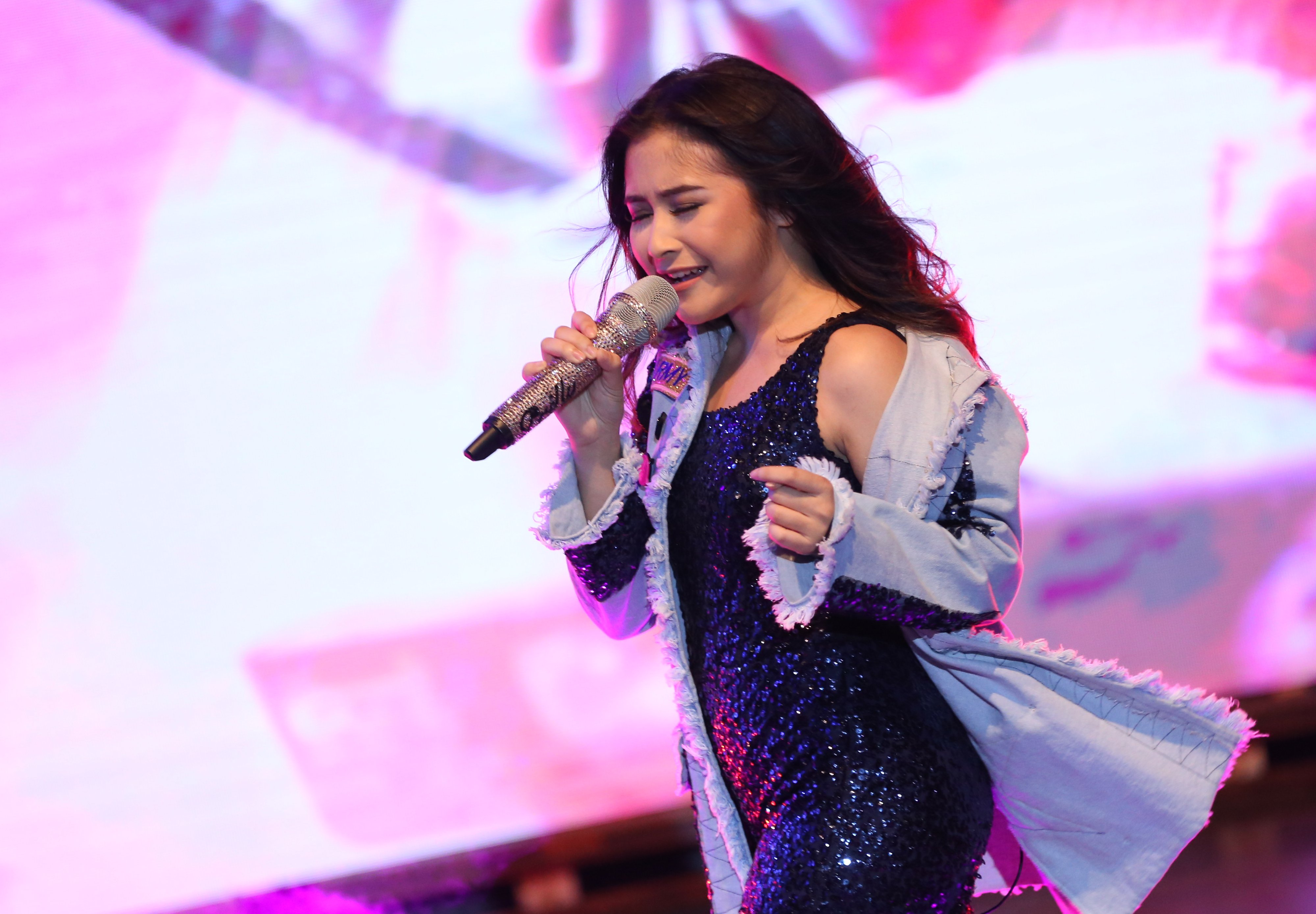 Prilly Latuconsina dedikasikan secara khusus lagu 'Sahabat Hidup' untuk fan setianya, Nurul © KapanLagi.com/Agus Apriyanto