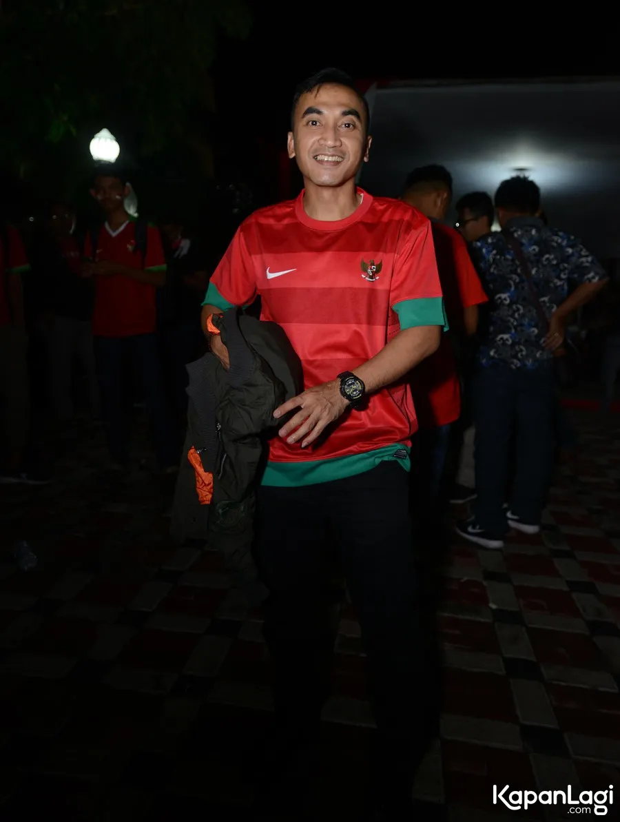 Rico Ceper sempat mengobrol dengan Gaston Castano di ruangan Jupe dirawat © KapanLagi.com/Muhammad Akrom Sukarya