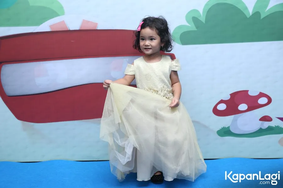 Bilqis berhasil kalahkan nama-nama seperti Arsy, Gempi, El Barack, Rafathar, Zoe & Zak dalam kategori Kids Seleb Kesayangan dalam ajan Mom & Kids Awards © KapanLagi.com