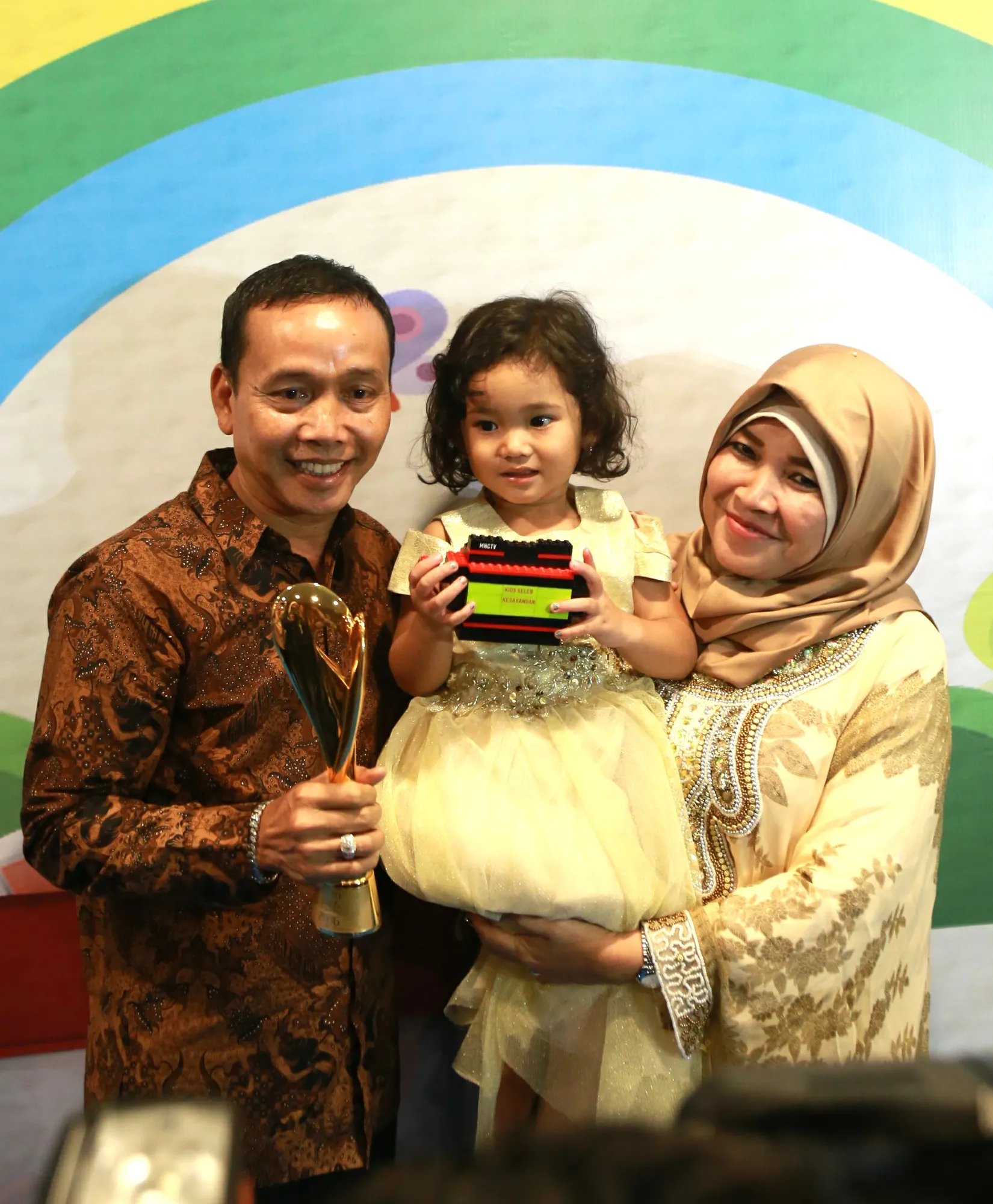 Meski tak ditemani Ayu Ting Ting, Bilqis menerima penghargaan ini bersama Ayah Razak dan Umi Kalsum © KapanLagi.com/Agus Apriyanto