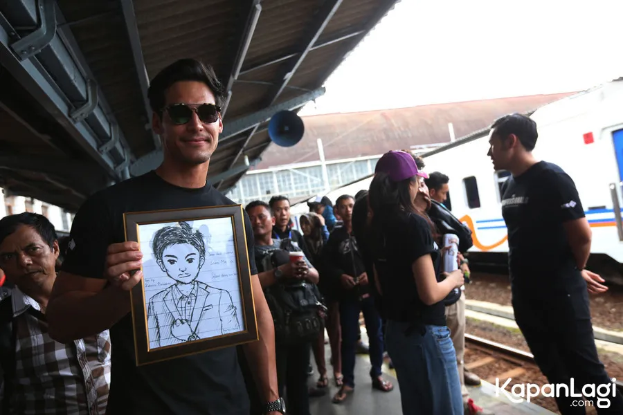 Banyak DJ luar negeri yang bikin lagu telolet, Richard Kyle akan menanyakan tanggapan masyarakat Eropa mengenai hal viral yang berasal dari Indonesia ini © KapanLagi.com/Budy Santoso