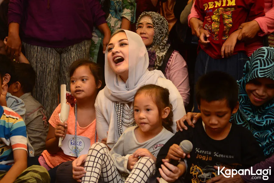Mona ajak anaknya untuk ikut acara sosial © Kapanlagi.com®/Bayu Herdianto