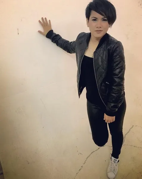 Evelyn masih ragu untuk mengenakan rok mini © instagram.com/ev0124