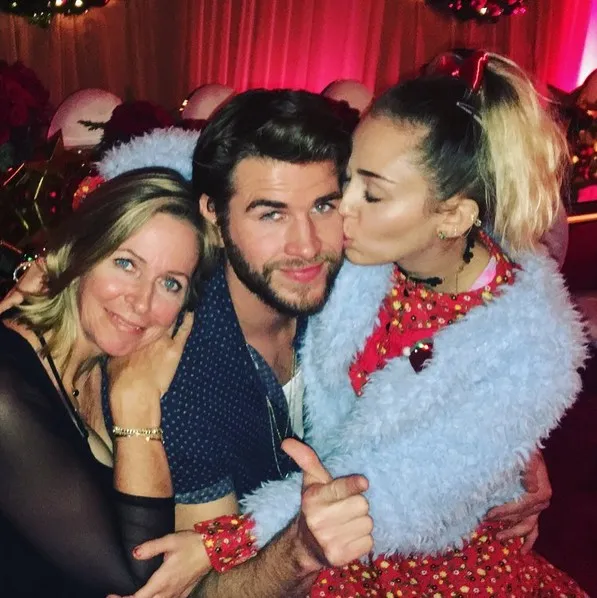 Ibu Liam Hemsworth berfoto dengan sang anak dan Miley Cyrus © Instagram.com