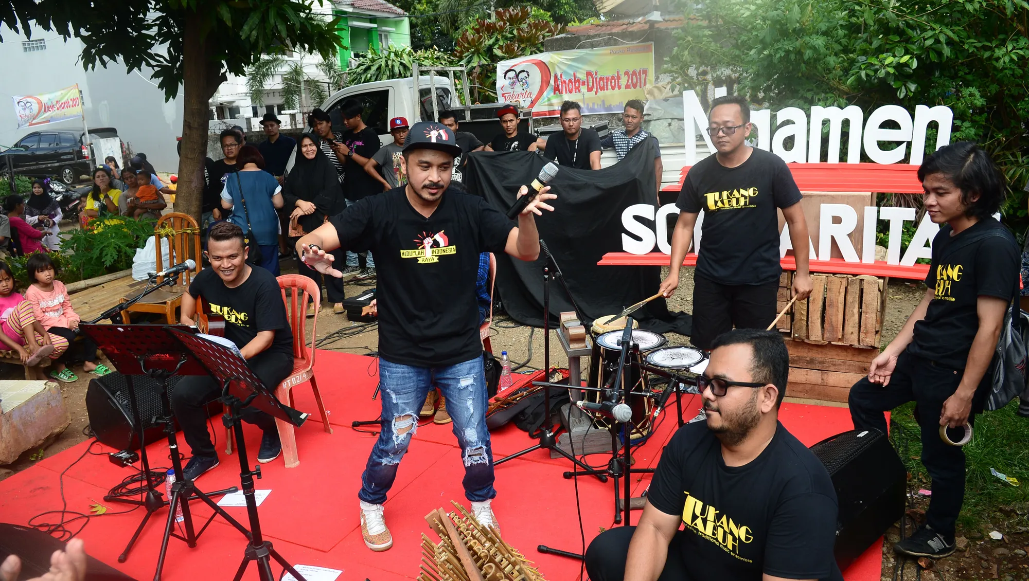 Giring Ganesha mendatangi salah satu posko relawan calon wakil gubernur DKI Jakarta © KapanLagi.com®/Bayu Herdianto