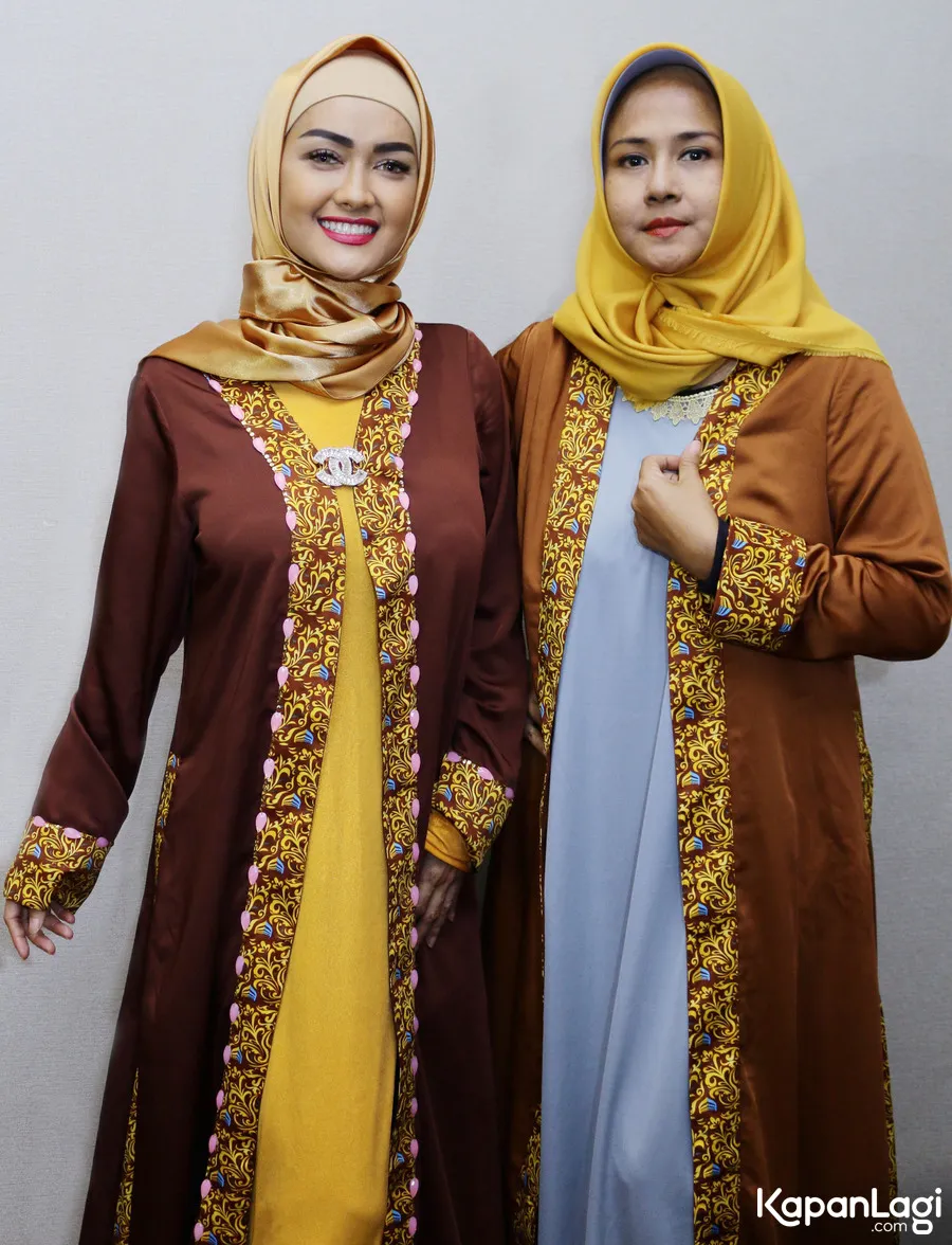 Julia Perez dan Ria Irawan saat ditemui di Swissbell Hotel, Kawasan Cengkareng © KapanLagi.com/Budy Santoso