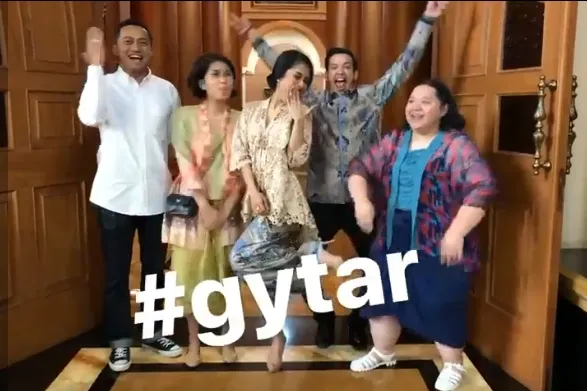 Tarra Budiman setelah prosesi lamaran dengan Gya Sadiqah. © instagram.com/tarrabudiman