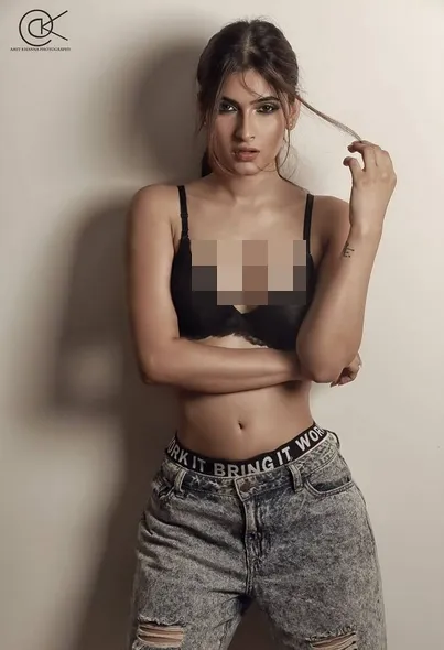 Karishma bukan model, tapi ia bisa bergaya dengan baik ©instagram/karishmasharma22