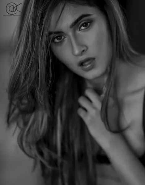 Karishma sempat dihujat karena penampilannya yang super hot ©instagram/karishmasharma22